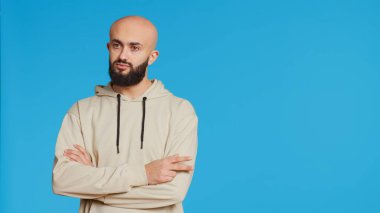 Arap erkek model birinin gelmesini bekliyor. Toplantıya geç kalan birinin sabırsız davranması. Ortadoğulu biri sabırsız ve dakik olma konusunda ciddi. Kamera 2.