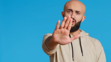 Orta Doğulu bir adam elini kaldırdı ve stüdyoda 