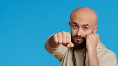 Saldırgan Arap adam kameraya yumruk atıyor, kavga başlatmaya ve biriyle boks yapmaya hazırlanıyor. Orta Doğulu biri yumruklarını sıkarak şiddet uyguluyor. Kamera 2.