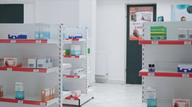 Şişeler ve kutular dolusu haplarla dolu boş sağlık hizmetleri tesisi, ilaç malzemeleriyle dolu perakende satış mağazaları. İlaç ve reçeteli ilaç satan eczane, terapi tedavisi.