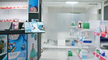 Sağlık ürünleri ve ilaçlarla dolu tıbbi eczane raflarının yanı sıra vitamin ve antibiyotik içeren paketler. İlaç, ağrı kesici ve reçeteli boş eczane.