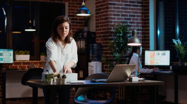 İşten kovulduktan sonra masa başı eşyalarını toplayan hayal kırıklığına uğramış bir çalışan iş arkadaşına veda etti. Şirket yönetimi ve kamera B tarafından işten çıkarıldıktan sonra ofisten ayrılmaya hazırlanan üzgün bir çalışan.