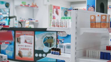 Müşteriler için ilaç ve eczane dolu rafları olan boş bir eczane. Vitamin, reçeteli ilaç, antibiyotik ve ağrı kesici satan bir eczane. Sağlık destek servisi.