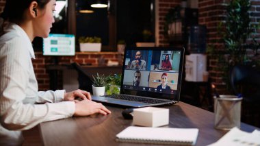 Ofis kâtibi, şirket toplantısında yönetim kuruluna rapor veriyor. Şirketin uzaktan kumandalı video konferansına katılan işçiler telework çağrısı, sunum projesi