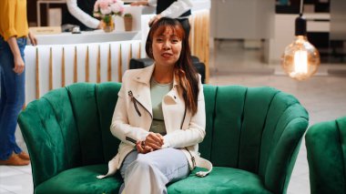 Konukların video konferansında insanlarla konuştuğu, otele erken vardıktan sonra arkadaşlarıyla sohbet ettiği bir POV. Bir kadın uzak bir telekonferans salonunda ailesiyle görüşüyor. Üçayak atışı.