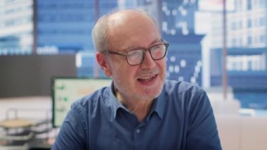 Emeklilik planlarını tartışmak için bir finans uzmanıyla istişarede bulunan kıdemli kişiler, hayat tasarrufu ve güvenliği güvence altına almak için yatırım stratejisini kapsıyor. Sigorta acentası komisyoncusu. Kamera A.