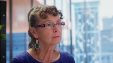 Faydalı emeklilik planlarını araştırmak, hayat boyu tasarruf ve emeklilik planlarını güvence altına almak için bir mali danışmana danışan yaşlı çift. Finans için bankacılık seçeneklerine bakıyorum. Kamera A.