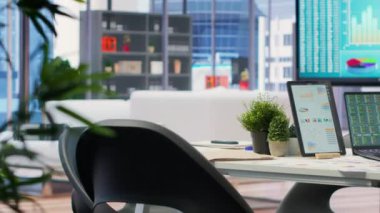 Emeklilik ve emeklilik planlarında insanlara yardım etmek için sigorta bürosu olarak kullanılan boş bir şehir ofisi. Gelecek için yatırım yapan müşterilere yardımcı olmak.