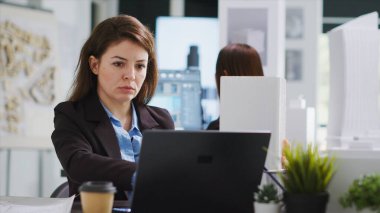 Mülk geliştirme planı için kusursuz ölçümler ve ölçekler oluşturmak için 3D baskılı maquette modeli üzerinde çalışan CAD uzmanı. Tasarım için endüstriyel araçlar kullanan bir mimar. El kamerasıyla..