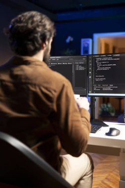 Bilgisayar mühendisi yazılım kalite güvencesi veriyor, uygulamadan önce kaynak kodu ekranda okuyor. Bilgi İşlem Yönetimi PC 'deki kodlamayı denetliyor, potansiyel sorunları düzeltmek için bakılıyor