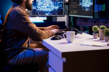 Serbest çalışan bilgisayar mühendisi yapay zeka sinirsel ağları üzerinde bakım yapıyor bilgisayarlı model. Uzaktan kumandalı teknik destek uzmanı evden çalışıyor, yapay zeka sistemlerini kontrol ediyor.