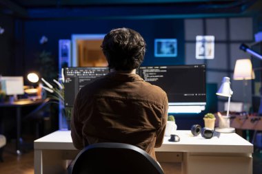 PC kullanarak JavaScript programlama dilinde ev geliştirme yazılımı üzerinde çalışan bilişim uzmanı. Daire mühendisi klavye kullanarak bilgisayar üzerinde kod satırları yazıyor.