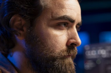 Siber suçluların kötü niyetli trafiğini filtrelemeye odaklan. Bilgisayar kullanarak şirketin verilerini bozmaya çalış. Sahte saldırıları önle.