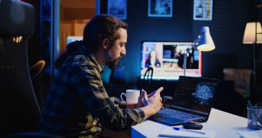 Merkez ofisteki adam klavyede yazı yazıyor, yapay zeka sinirsel ağlarını güncelliyor, karmaşık ikili kod senaryoları yazıyor. Kişisel ofisteki serbest çalışan yüksek teknolojili yapay zeka, kamera B