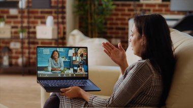 Hindistan 'da uzaktan kumandalı çalışan yönetim kuruluyla konuşuyor. İş görüşmesi sırasında, rahat bir dairede. Teleworker telekonferans çağrısında konuşuyor, proje görevlerinden geri bildirim alıyor