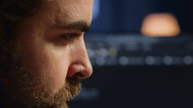 Merkez ofisteki geliştirici bilgisayarda kodlama yaparken çok sıkı konsantre oluyor. Aşırı yakın çekim. BT yönetimine odaklanın. Kod satırları, kamera A 'yı yazarken ekrana dikkat edin.