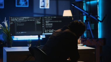 Yazılım geliştiricisi bilgisayardaki ikili kod betiğini güncellerken yüzünü hayal kırıklığına uğratıyor, hatalar alıyor. Programlama sırasında sinir bozucu hatalar yüzünden apartman yöneticisi, kamera A