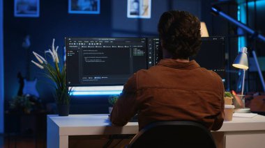 Uzaktan kumandalı yazılım geliştirici eve geliyor, bir fincan kahveyle iş vardiyasına başlıyor. Teleworker sıcak içeceğin keyfini çıkarırken aynı zamanda bilgisayar ve kamera A 'ya kod satırları yazıyor.
