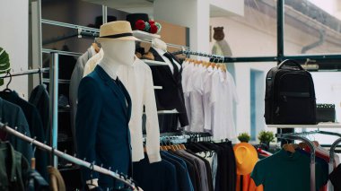 Yeni askı koleksiyonu olan şık bir butiğin, resmi giysi ve tasarım çantaları için şık markalar. Moda ayakkabıları ve ticari faaliyetleri olan boş giyim mağazası galerisi. Kamera A.