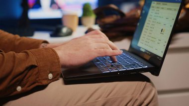 Serbest çalışan bilgisayar bilimci evde kişisel ofiste çalışmaya başlıyor, bilgisayarını çantasından çıkarıyor. Serbest çalışan yönetici sırt çantalarını açıyor, defter klavyesine yazıyor, kamera yakın çekim.