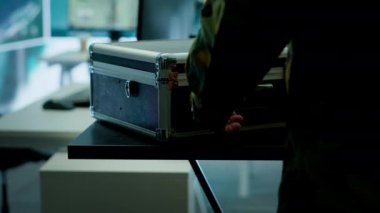 Yüksek teknoloji kontrol odasındaki askeri personel savunma operasyonlarında veri entegrasyonu için istihbarat topluyor ve gerçek zamanlı gözetim sistemleri işliyor. Saha görevlerinde askerlere destek olun. Kamera A.