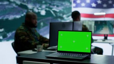 Amerikan ordusu yeşil ekranlı bir komuta merkezinde çalışıyor. Askerler ulusal güvenlik operasyonuyla ilgili uydu görüntülerini inceliyor. Gözetleme için Amerikan askeri kontrol kulesi. Kamera A.