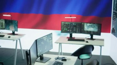 Ordu için boş Rus komuta merkezi yanlış bilgi yaymak ve halkı korkutmak için yüksek teknoloji teçhizatı kullanıyor. Rus ordusunun propaganda faaliyetleriyle ilgilenen kontrol odası. Kamera B.