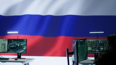 Operasyon odasında resmi selamlamayı sunan Rus askeri halk arasında korku yaratmak için propaganda ve yanlış bilgilendirme yaptı. Ordu savaş sırasında sahte haberler yayıyor. Kamera A.