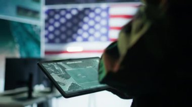 Siber güvenlik operasyonlarına katılan bir Siber Kontrol Merkezi 'ndeki Amerikan askerleri gizli bilgileri ele geçirir ve devlet sırları ve hükümet verilerinin güvenliğini sağlar. Güvenlik kamerası görüntüleri. Kamera B.