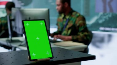 Çok gizli bir operasyon odasında çalışan Amerikan askerleri, uydu görüntülerini incelerken aynı zamanda ulusal güvenliği de sağlıyorlar. Kontrol kulesi. Kamera A.