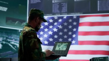 Amerikan askerleri yüksek teknolojili bir siber güvenlik merkezinde devlet sırlarını ve gizli bilgileri yönetiyorlar. Sunucuları dijital tehditlere ve siber savaşlara karşı korumak. Kamera A.
