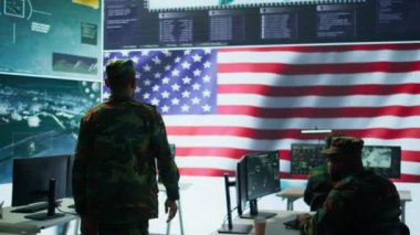 Gözetleme faaliyetlerini yürüten ve güvenlik protokollerini güvence altına alan yüksek teknolojili bir operasyon üssünde bilişim analisti. Askeri karargah mürettebatı hedeflere ulaşmak için gerçek zamanlı veri topluyor. Kamera A.