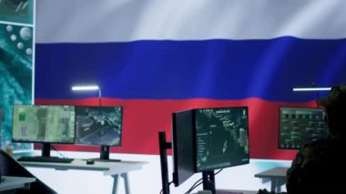 Rus ordu komutanı yüksek teknoloji hükümet kontrol odasında sahte haberler yayıyor ve savaş propagandası yapıyor, tehditler savuruyor. Rus askeri gizli bilgileri ve sırları çalıyor. Kamera A.