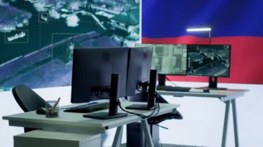 Ordu için boş Rus komuta merkezi yanlış bilgi yaymak ve halkı korkutmak için yüksek teknoloji teçhizatı kullanıyor. Rus ordusunun propaganda faaliyetleriyle ilgilenen kontrol odası. Kamera A.