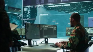 Uydu radar takibini yöneten yüksek teknolojili bir kontrol merkezinde askeri uzman. Kapalı devre sistemlerinde istihbarat topluyor. Ulusal savunmayı sağlamak için gerçek zamanlı verileri yorumluyorum. Kamera B.