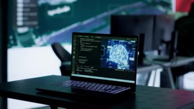 Bir komuta merkezinde yapay zeka beyin ağının yanında çalışan askeri personel. Büyük ekranda Kuzey Kore bayrağı var. Bilgi işlem mühendisi, dolandırıcılığa karşı yanlış bilgi yaymak için derin öğrenim kullanıyor. Kamera A.