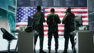 Yüksek teknolojili bir komuta merkezinde bulunan Amerikan askerleri gizli bilgileri koruyorlar, siber güvenliği sağlıyorlar ve siber saldırılara karşı savunma yapıyorlar. Eğitimli subaylarla birlikte askeri harekat üssü. Kamera A.