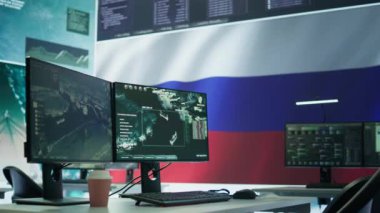 Ulusal bayrağı gösteren büyük ekranlı boş bir Rus askeri kontrol merkezi insanların beynini yıkamak için sahte haberler ve propaganda yayıyor. Halk arasında korku yaratıyor. Kamera B.