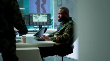 Ordu istihbarat uzmanları ulusal güvenliği ve kritik bilgileri arttırmak için gelişmiş bilgisayar sistemleri ve uydu verileri kullanıyorlar. Yüksek teknoloji kontrol odasında görev planlayan askerler. Kamera A.