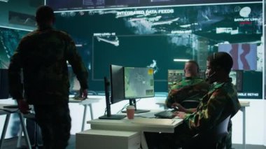 Komuta merkezi uydu verilerini izleyen askeri uzmanlardan oluşan bir ekip, CCTV görüntülerinden gerçek zamanlı bilgi topluyor. Stratejik savunma görevleri ve güvenlik için karar alınıyor. Kamera B.