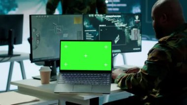 Bilgi işlem uzmanı izole edilmiş krom anahtar ekranın yanında gerçek zamanlı bilgi topluyor, komuta merkezinde yüksek teknoloji donanımı var. Saha operasyonları ve stratejik görevler için istihbarat işlemek. Kamera A.