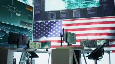 Büyük verilerle dolu boş ordu komuta merkezi ülkeyi tehditlerden koruyan Amerikan bayrağını sunuyor. Yüksek teknolojili izleme odası. Kamera B.