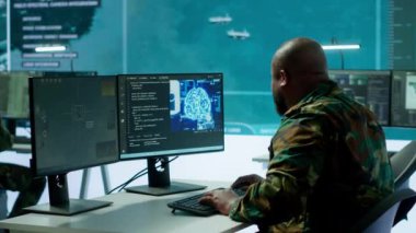 Bulut hesaplama uzmanı yeni teknoloji yapay zeka kullanarak ulusal savunma görevleri için istihbarat topluyor, kapalı devre TV sistemlerinden bilgi toplamak için dizüstü bilgisayar kullanıyor. Sinirsel ağ. Kamera A.