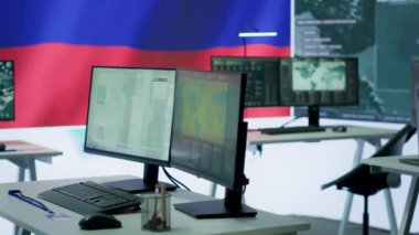 Boş Rus Federasyonu Askeri Komutanlığı siber savaş propagandasını yönetiyor, halkı korkutup teslim olmaya zorluyor. Rus bayrağıyla operasyon karargahı. Kamera A.
