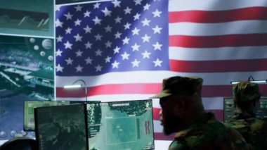 Amerikan askeri devlet sırlarını ve gizli verileri koruyor, yüksek teknoloji biriminde önemli melez savaş bilgilerini koruyor. Askeri görevli hackleme faaliyetlerini denetliyor. Kamera A.