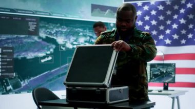 Yüksek teknoloji kontrol merkezindeki ordu subayı siber güvenlik operasyonlarına girişiyor, gizli verileri tehditlerden koruyor ve devlet sırlarını korumak için dijital savaş stratejilerini yönetiyor. Kamera A.
