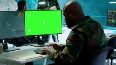 Yüksek teknoloji askeri ofisteki gerçek zamanlı verileri analiz eden asker, saha operasyonları için istihbarat işleme ve ulusal çıkarları sağlamak için stratejik görevleri koordine eden asker.
