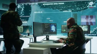 Bulut hesaplama uzmanı yeni teknoloji yapay zeka kullanarak ulusal savunma görevleri için istihbarat topluyor, kapalı devre TV sistemlerinden bilgi toplamak için dizüstü bilgisayar kullanıyor. Sinirsel ağ. Kamera B.