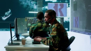 Bir sanat devleti askeri kontrol odasındaki askerler veri analizi, istihbarat toplama ve görev planlamada işbirliği yaparlar. Askeri operasyonların etkinliğini ve güvenliğini sağlayın. Kamera A.