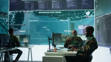 Askerlerin gerçek zamanlı verileri analiz ettiği yüksek teknoloji askeri ofis, istihbarat bilgilerini işlemek ve askeri saha görevlerini etkin bir şekilde desteklemek için stratejik operasyonları koordine etmek. Kamera B.